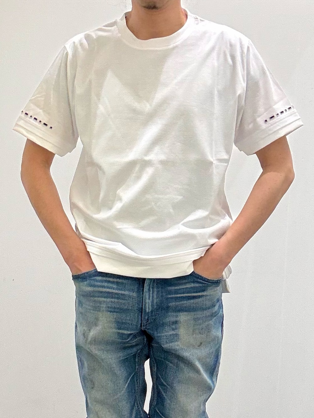 ブルー系のデニムジャケット、ブルー系のデニムパンツ、ブラック系のブーツを着用したメンズの春コーディネートの9枚目の写真
