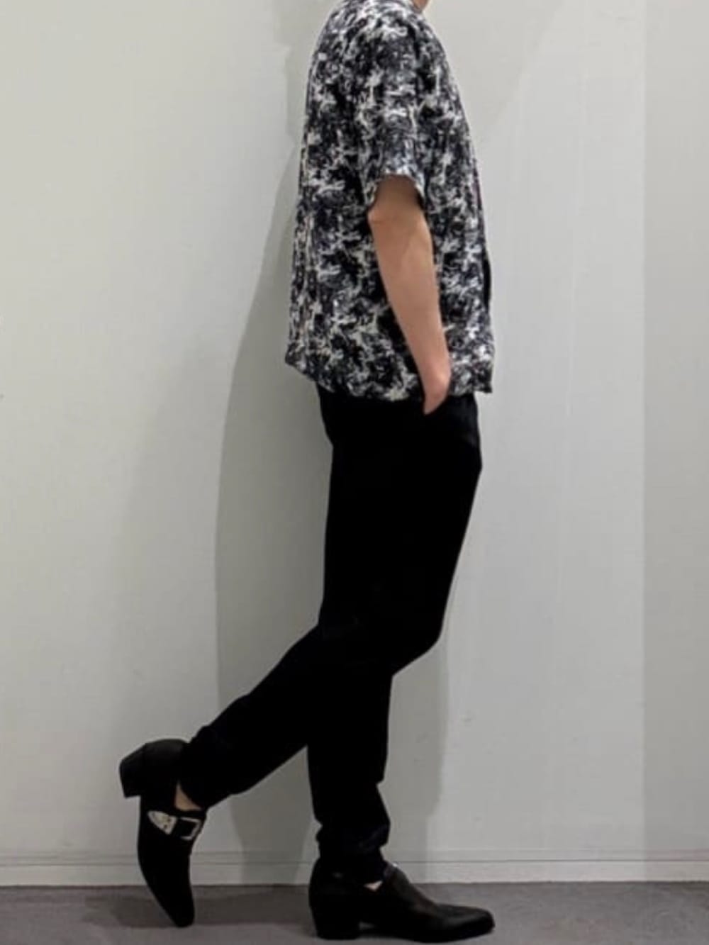 ブラック系のTシャツ/カットソー、ブラック系のシャツ/ブラウス、ブルー系のスラックスを着用したメンズの夏コーディネートの2枚目の写真