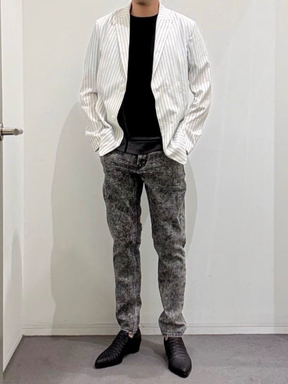 ブラック系のTシャツ/カットソー、ブラック系のデニムパンツ、ブラック系のスリッポンを着用したメンズの夏コーディネートの2枚目の写真