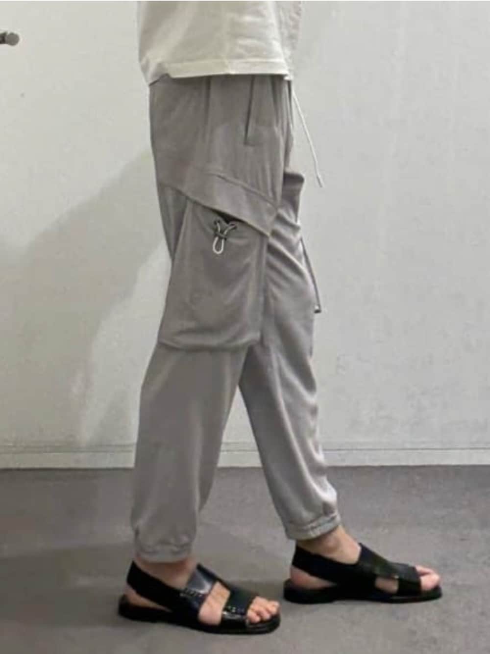 グレー系のカーゴパンツ、ホワイト系のTシャツ/カットソーを着用したメンズの春コーディネートの9枚目の写真