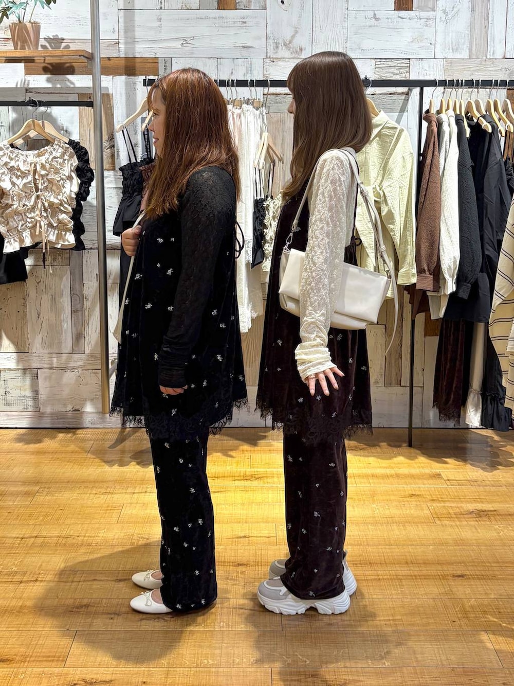 ホワイト系のバレエシューズ、ホワイト系のTシャツ/カットソー、ブラウン系のその他パンツを着用したレディースの秋コーディネートの2枚目の写真