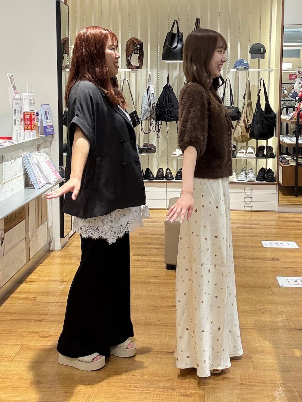 ブラウン系のカーディガン/ボレロ、ホワイト系のスカート、ホワイト系のサンダルを着用したレディースの秋コーディネートの4枚目の写真