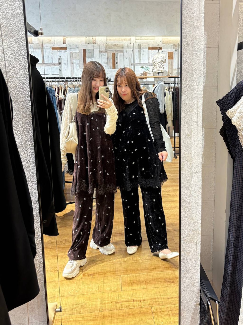ホワイト系のバレエシューズ、ホワイト系のTシャツ/カットソー、ブラウン系のその他パンツを着用したレディースの秋コーディネートの6枚目の写真