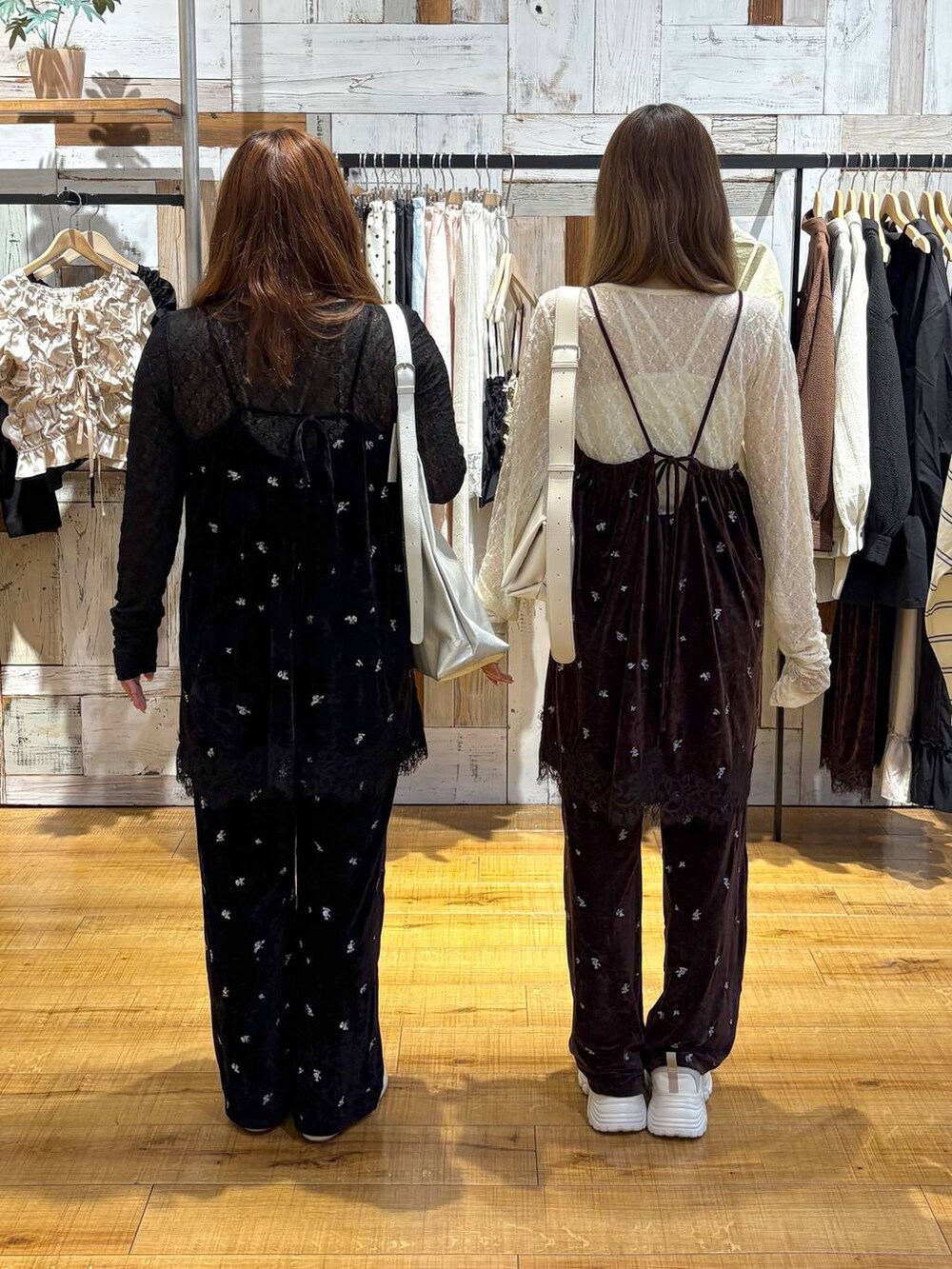 ホワイト系のバレエシューズ、ホワイト系のTシャツ/カットソー、ブラウン系のその他パンツを着用したレディースの秋コーディネートの3枚目の写真