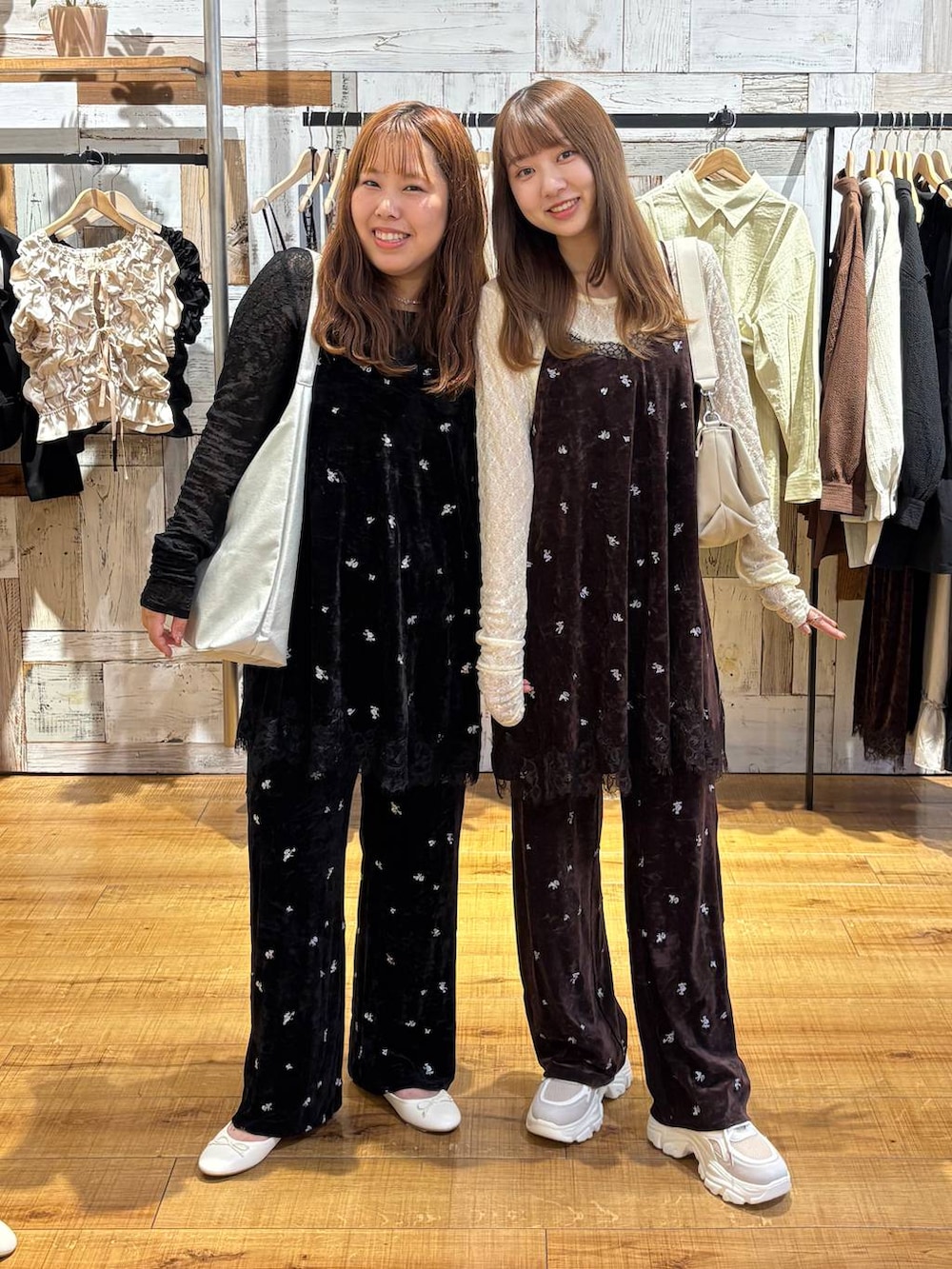 ホワイト系のバレエシューズ、ホワイト系のTシャツ/カットソー、ブラウン系のその他パンツを着用したレディースの秋コーディネートの5枚目の写真
