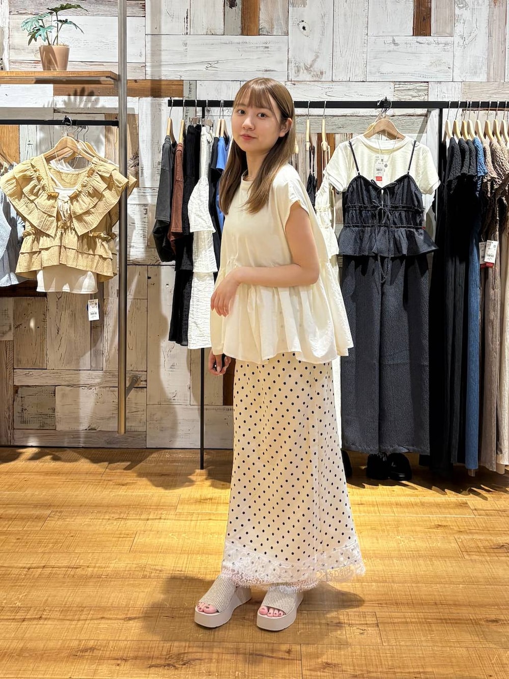 ホワイト系のTシャツ/カットソー、ホワイト系のサンダル、ホワイト系のスカートを着用したレディースの夏コーディネートの4枚目の写真