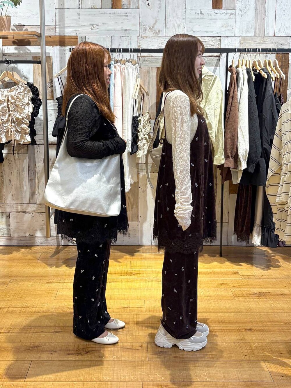 ホワイト系のバレエシューズ、ホワイト系のTシャツ/カットソー、ブラウン系のその他パンツを着用したレディースの秋コーディネートの4枚目の写真