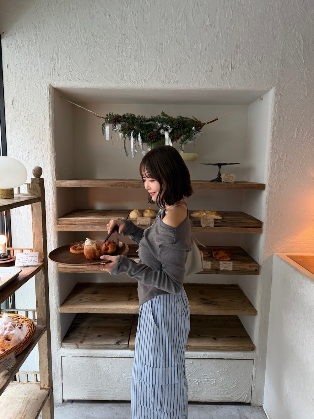 ブルー系のカーゴパンツを着用したレディースの春コーディネートの3枚目の写真