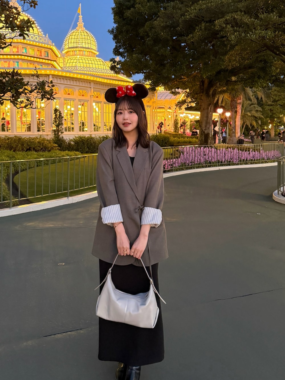 ベージュ系のショルダーバッグを着用したレディースの春コーディネートの2枚目の写真