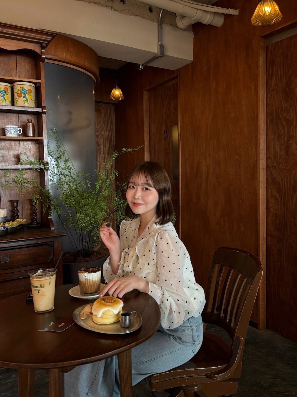 ブルー系のデニムパンツ、ホワイト系のシャツ/ブラウスを着用したレディースの春コーディネートの2枚目の写真