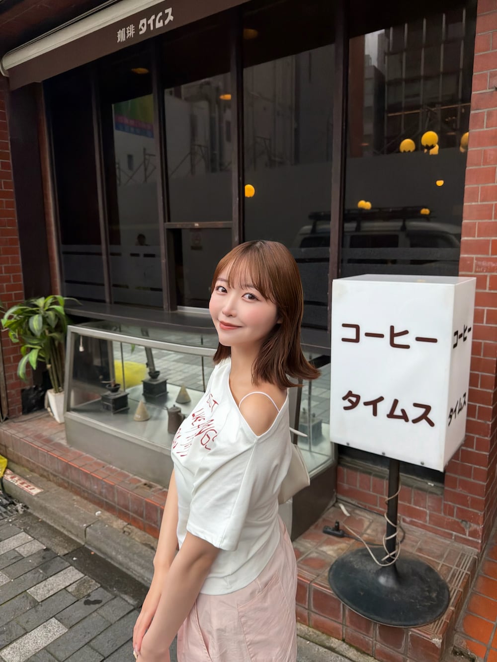 ホワイト系のTシャツ/カットソー、ピンク系のその他パンツを着用したレディースの夏コーディネートの2枚目の写真