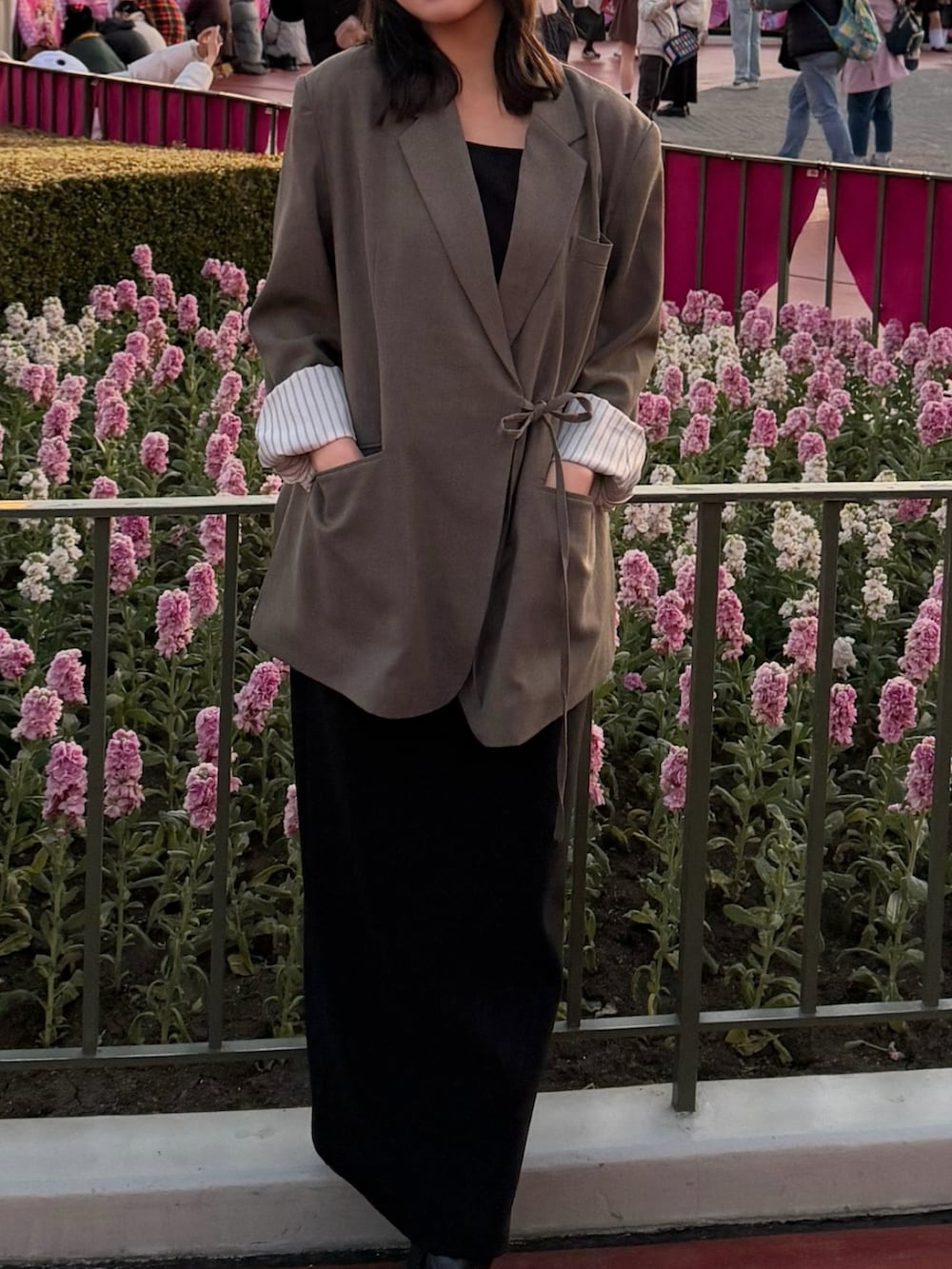 ベージュ系のショルダーバッグを着用したレディースの春コーディネートの3枚目の写真