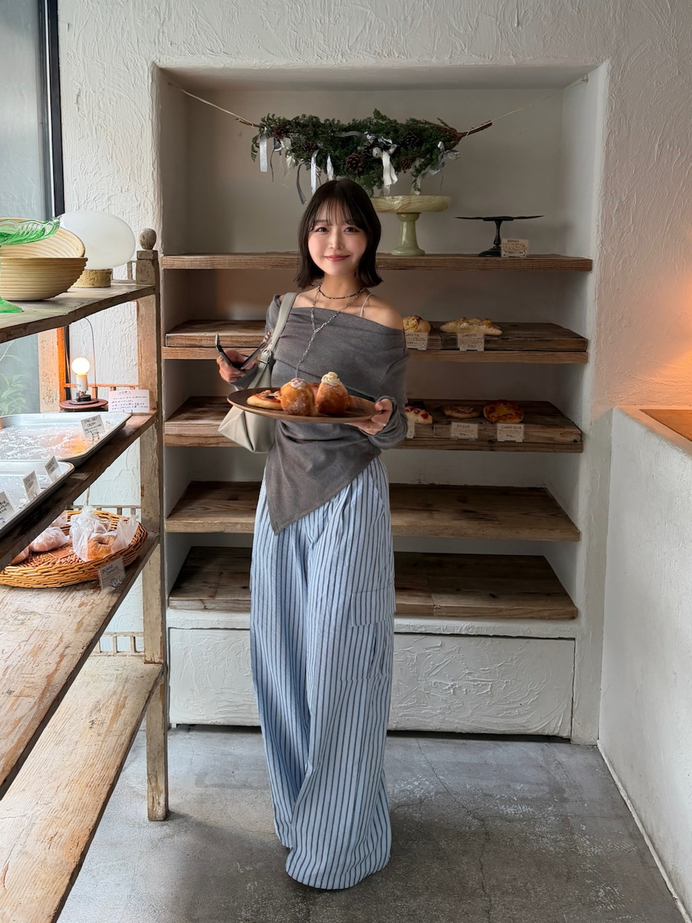 ブルー系のカーゴパンツを着用したレディースの春コーディネートの4枚目の写真