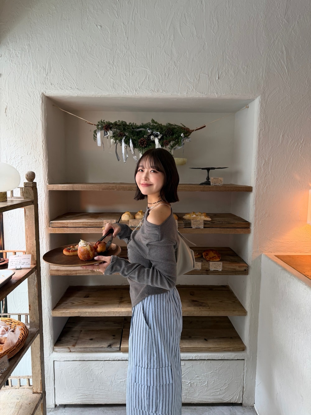 ブルー系のカーゴパンツを着用したレディースの春コーディネートの2枚目の写真