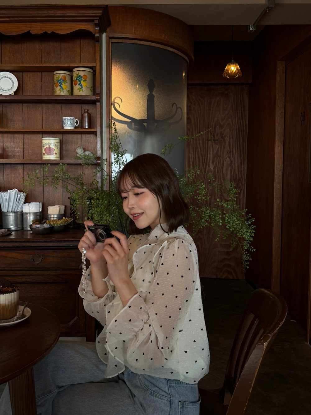ブルー系のデニムパンツ、ホワイト系のシャツ/ブラウスを着用したレディースの春コーディネートの3枚目の写真