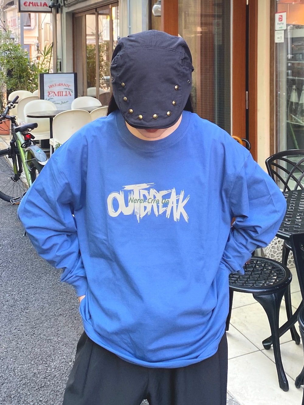 ブルー系のブルゾン、ブルー系のTシャツ/カットソー、ブラック系のハンチング/ベレー帽を着用したレディースの冬コーディネートの4枚目の写真