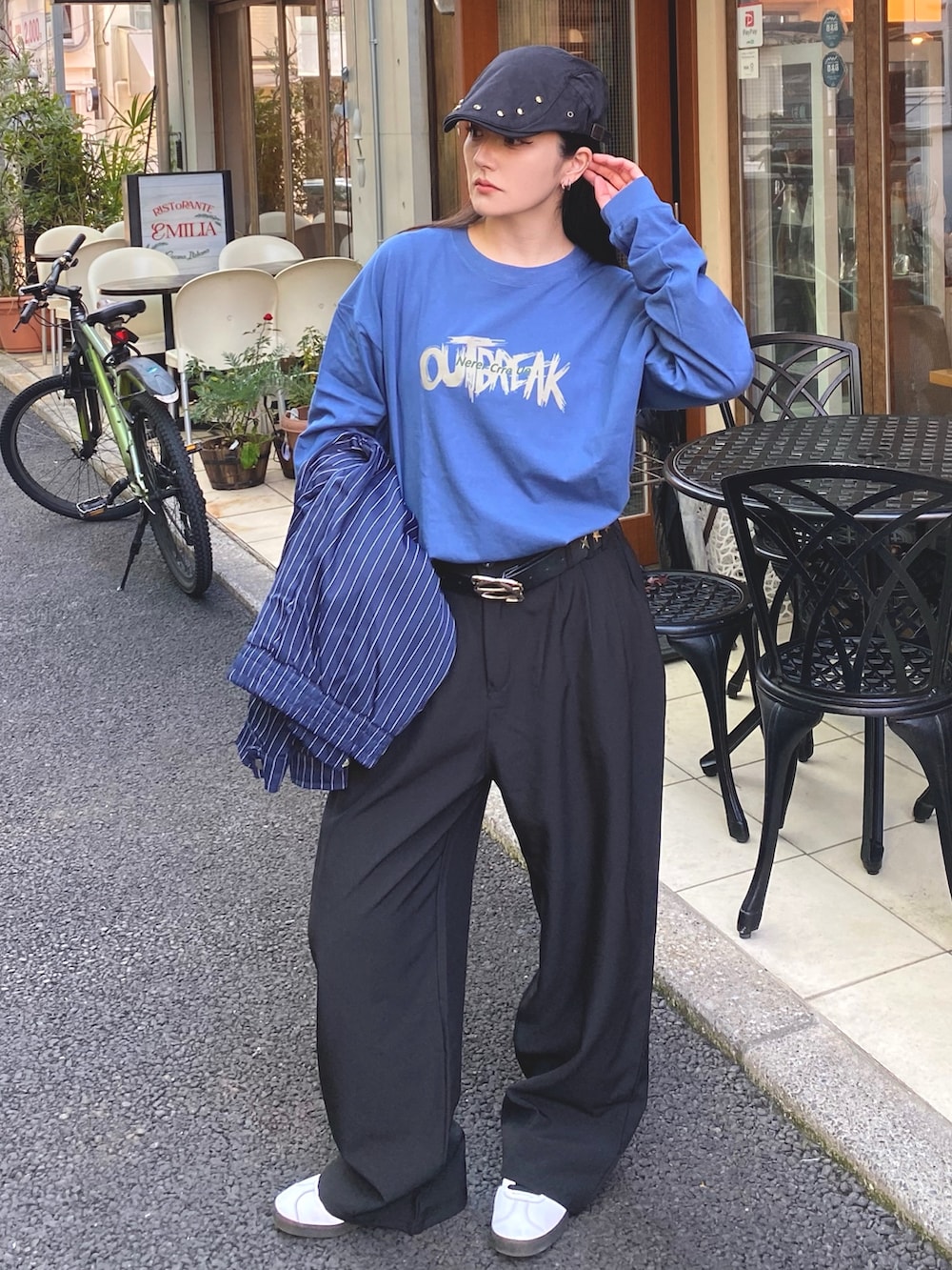 ブルー系のブルゾン、ブルー系のTシャツ/カットソー、ブラック系のハンチング/ベレー帽を着用したレディースの冬コーディネートの2枚目の写真