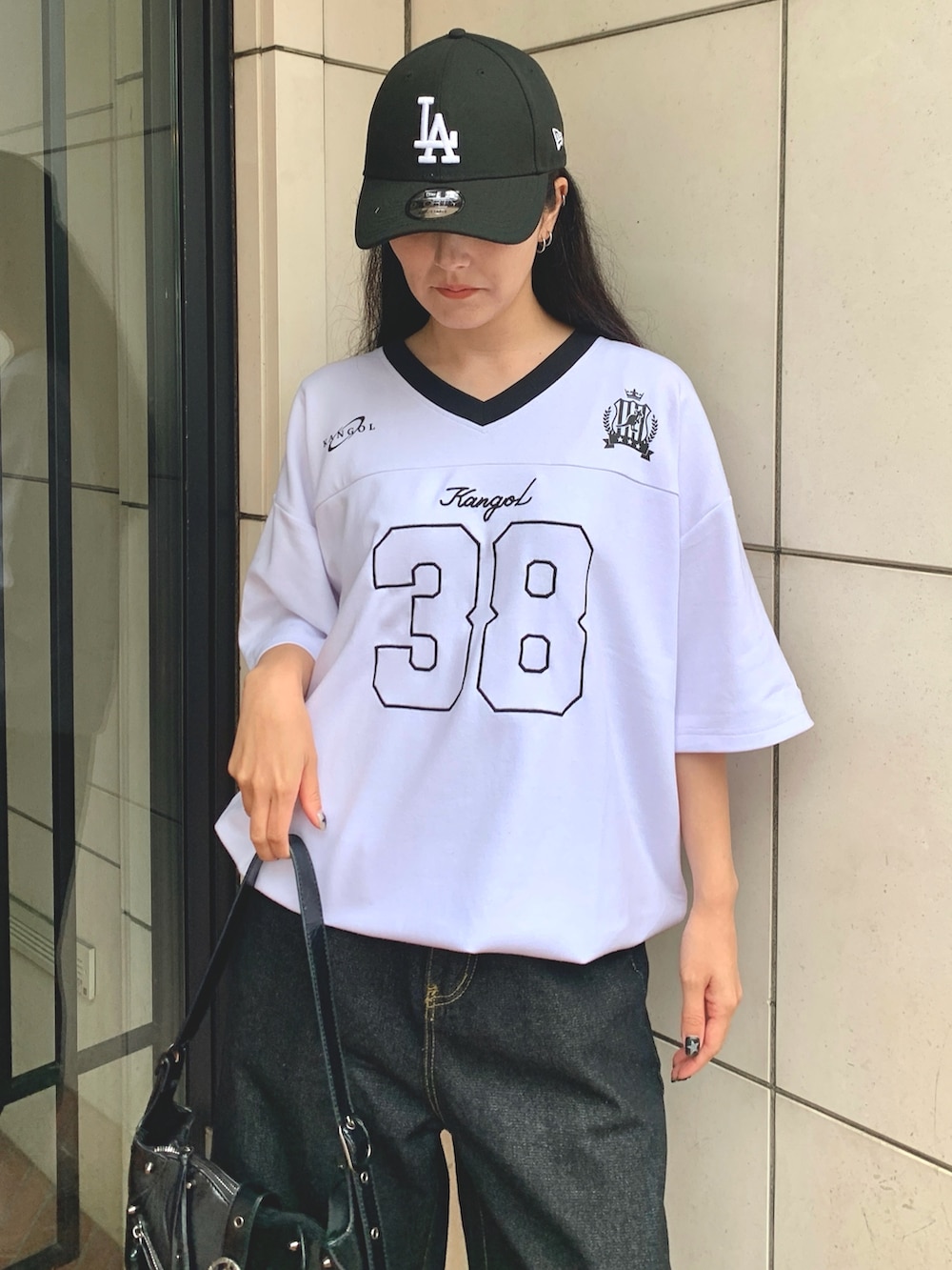 ホワイト系のTシャツ/カットソーを着用したレディースの夏コーディネートの2枚目の写真