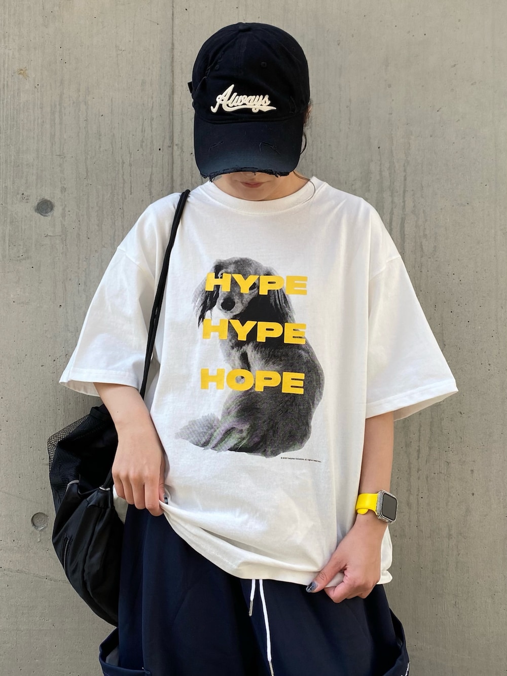 ホワイト系のTシャツ/カットソー、ブルー系のスウェットパンツ、ブラック系のキャップを着用したレディースの春コーディネートの3枚目の写真