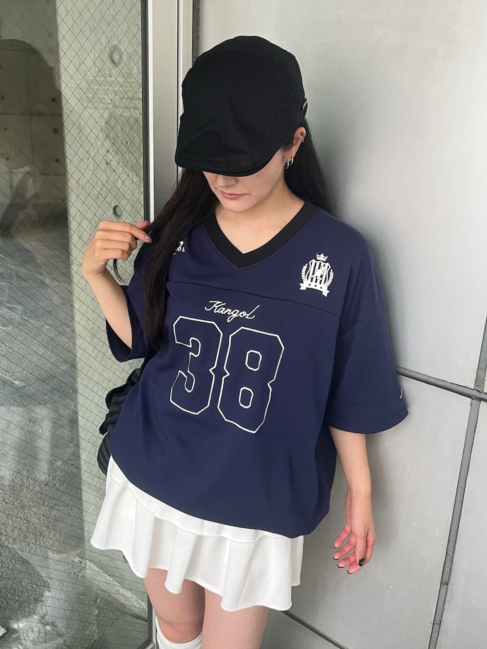 ブルー系のTシャツ/カットソー、ホワイト系のスカート、ブラック系のバックパック/リュックを着用したレディースの夏コーディネートの2枚目の写真