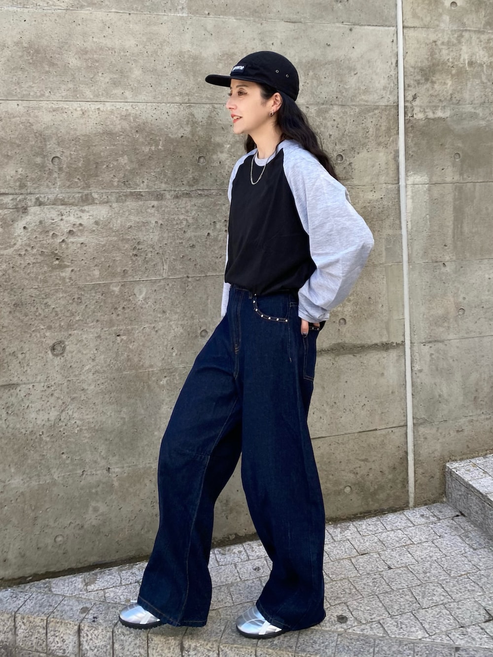 ブルー系のデニムパンツ、ブラック系のTシャツ/カットソーを着用したレディースの春コーディネートの3枚目の写真