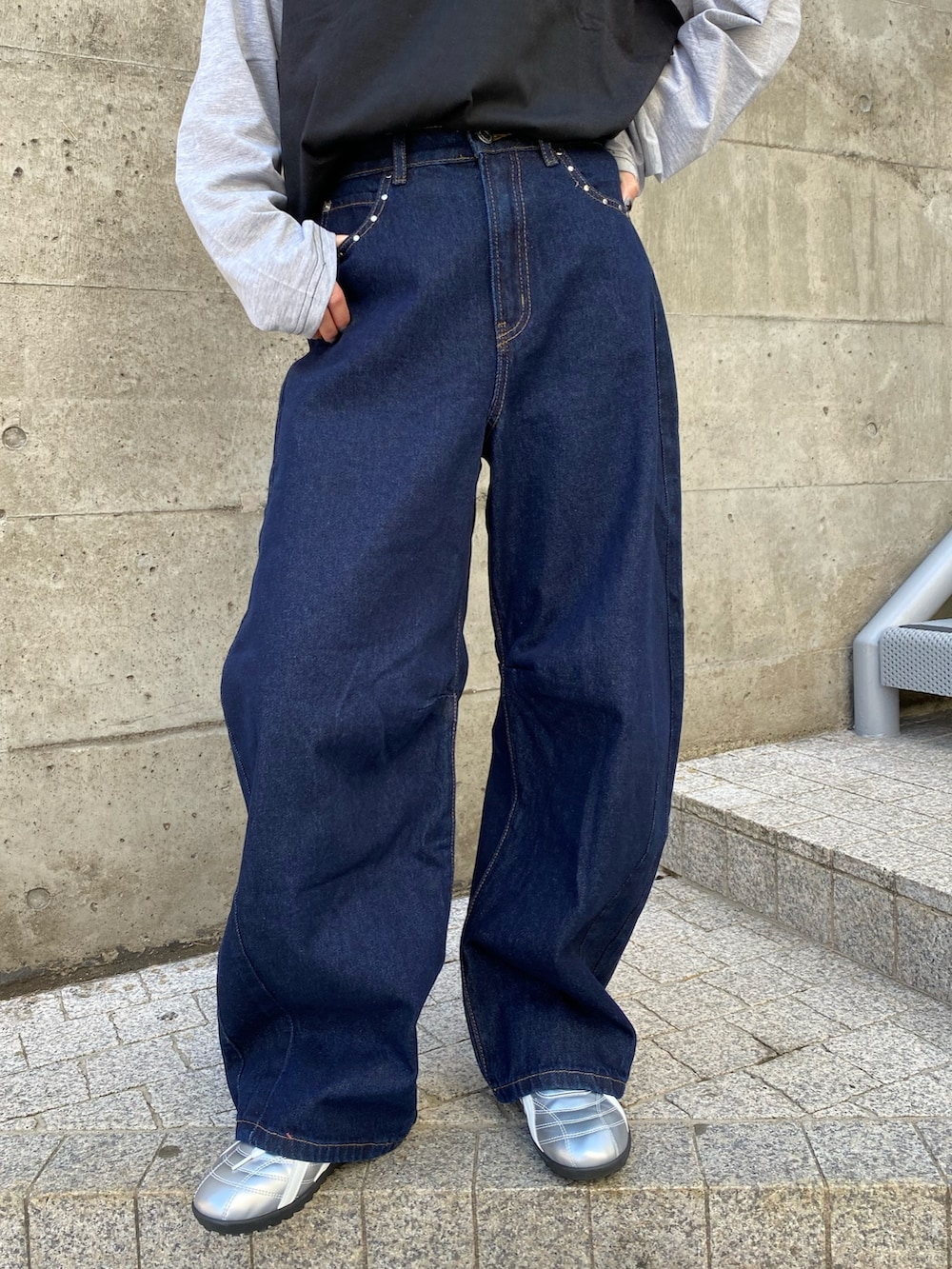 ブルー系のデニムパンツ、ブラック系のTシャツ/カットソーを着用したレディースの春コーディネートの2枚目の写真