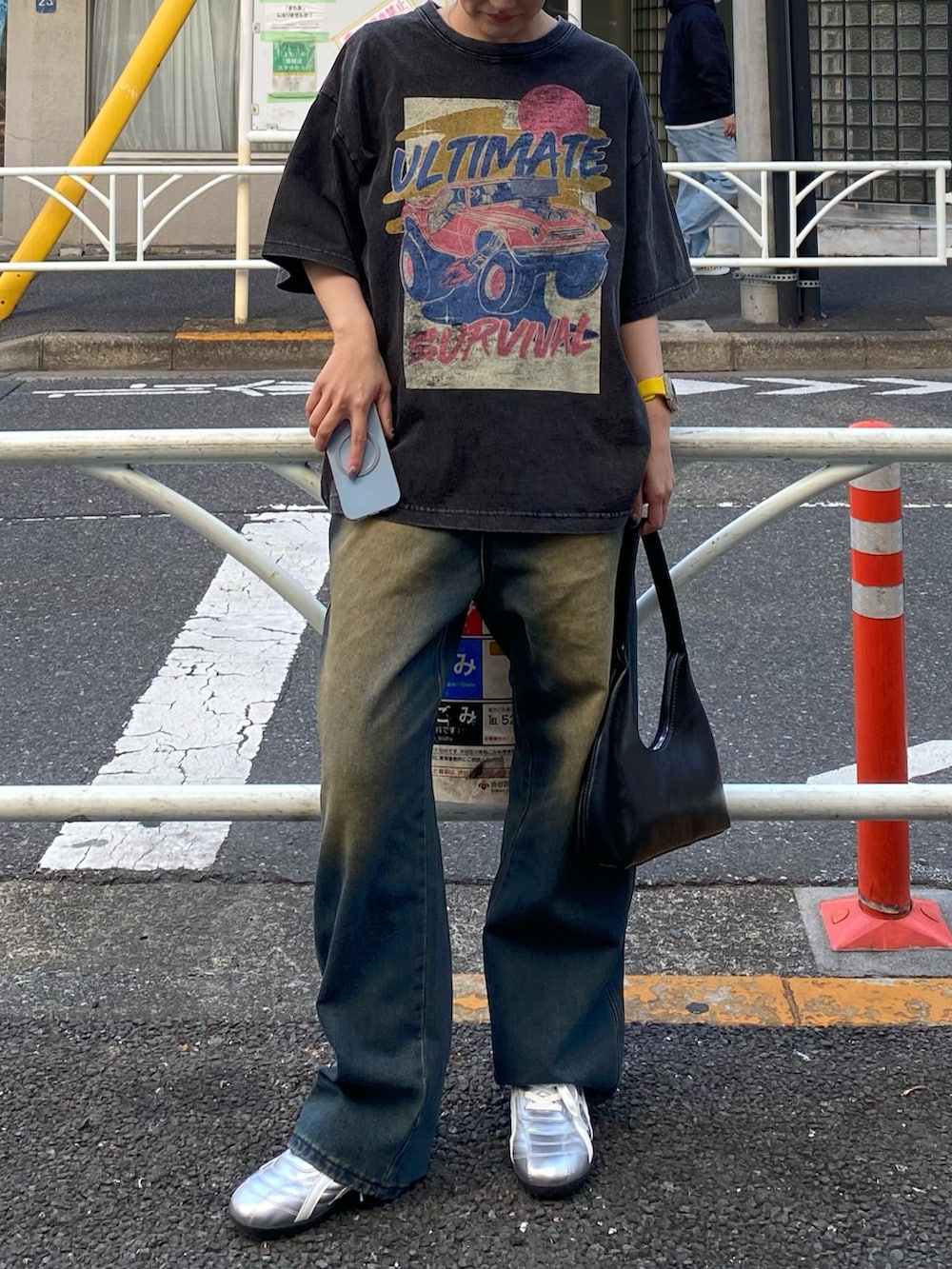 ブラック系のTシャツ/カットソー、ブルー系のデニムパンツを着用したレディースの春コーディネートの3枚目の写真
