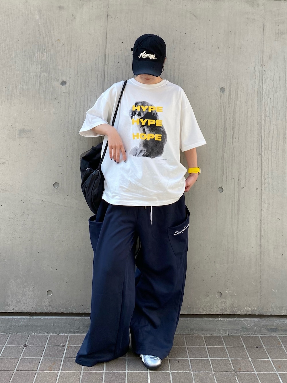ホワイト系のTシャツ/カットソー、ブルー系のスウェットパンツ、ブラック系のキャップを着用したレディースの春コーディネートの2枚目の写真