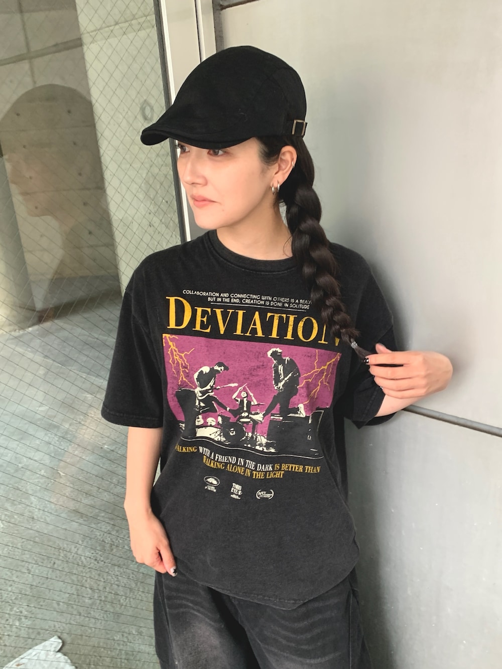 ブラック系のTシャツ/カットソー、ブラック系のデニムパンツ、ブラック系のスニーカーを着用したレディースの夏コーディネートの3枚目の写真