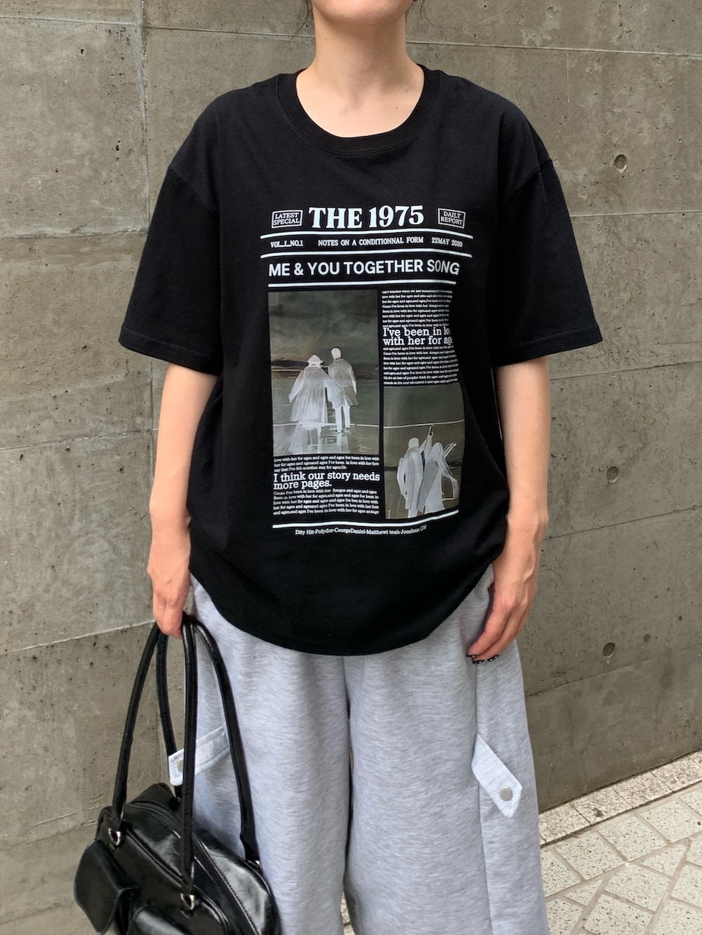 ブラック系のTシャツ/カットソー、グレー系のスウェットパンツ、ブラック系のボストンバッグを着用したレディースの夏コーディネートの2枚目の写真