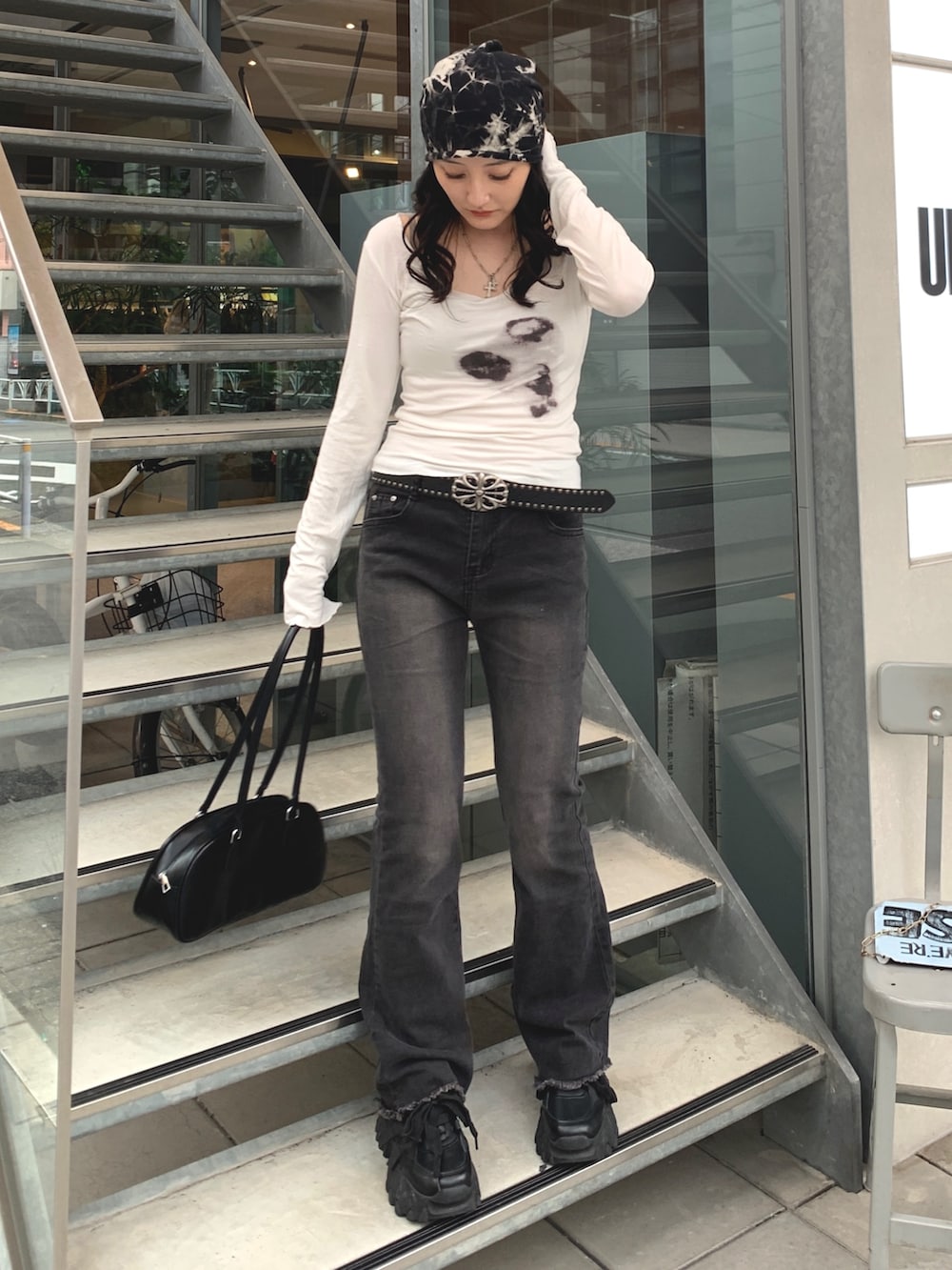 ホワイト系のTシャツ/カットソー、ブラック系のショルダーバッグ、グレー系のデニムパンツを着用したレディースの夏コーディネートの2枚目の写真