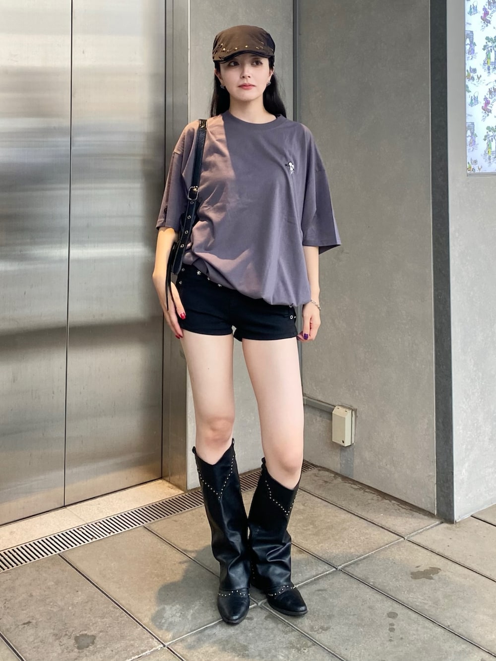 グレー系のTシャツ/カットソー、ブラック系のデニムパンツ、ブラック系のハンチング/ベレー帽を着用したレディースの夏コーディネートの2枚目の写真