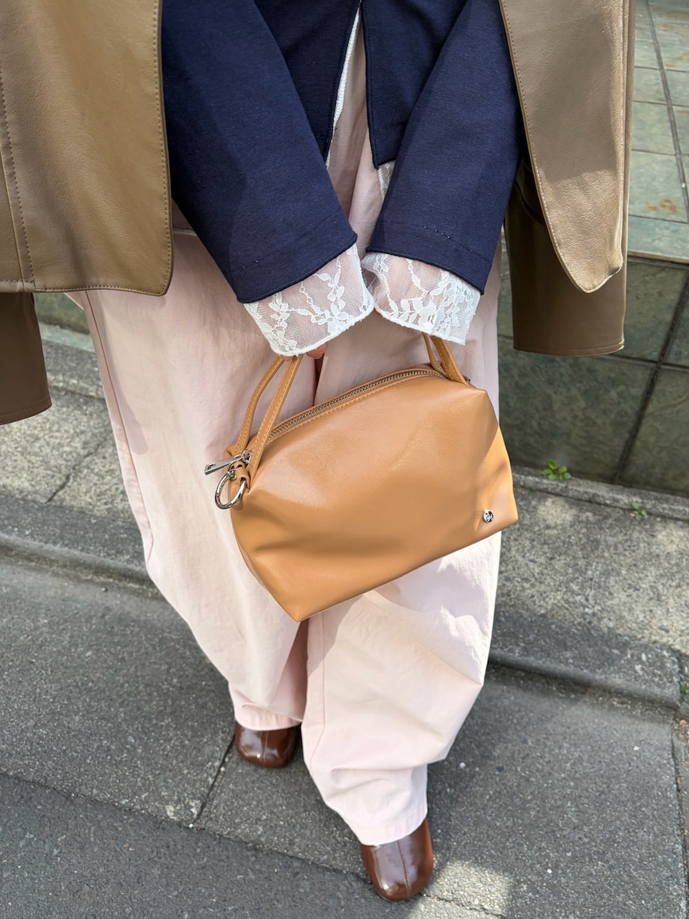 ピンク系のその他パンツ、ブラウン系のブーツ、イエロー系のハンドバッグを着用したレディースの冬コーディネートの6枚目の写真