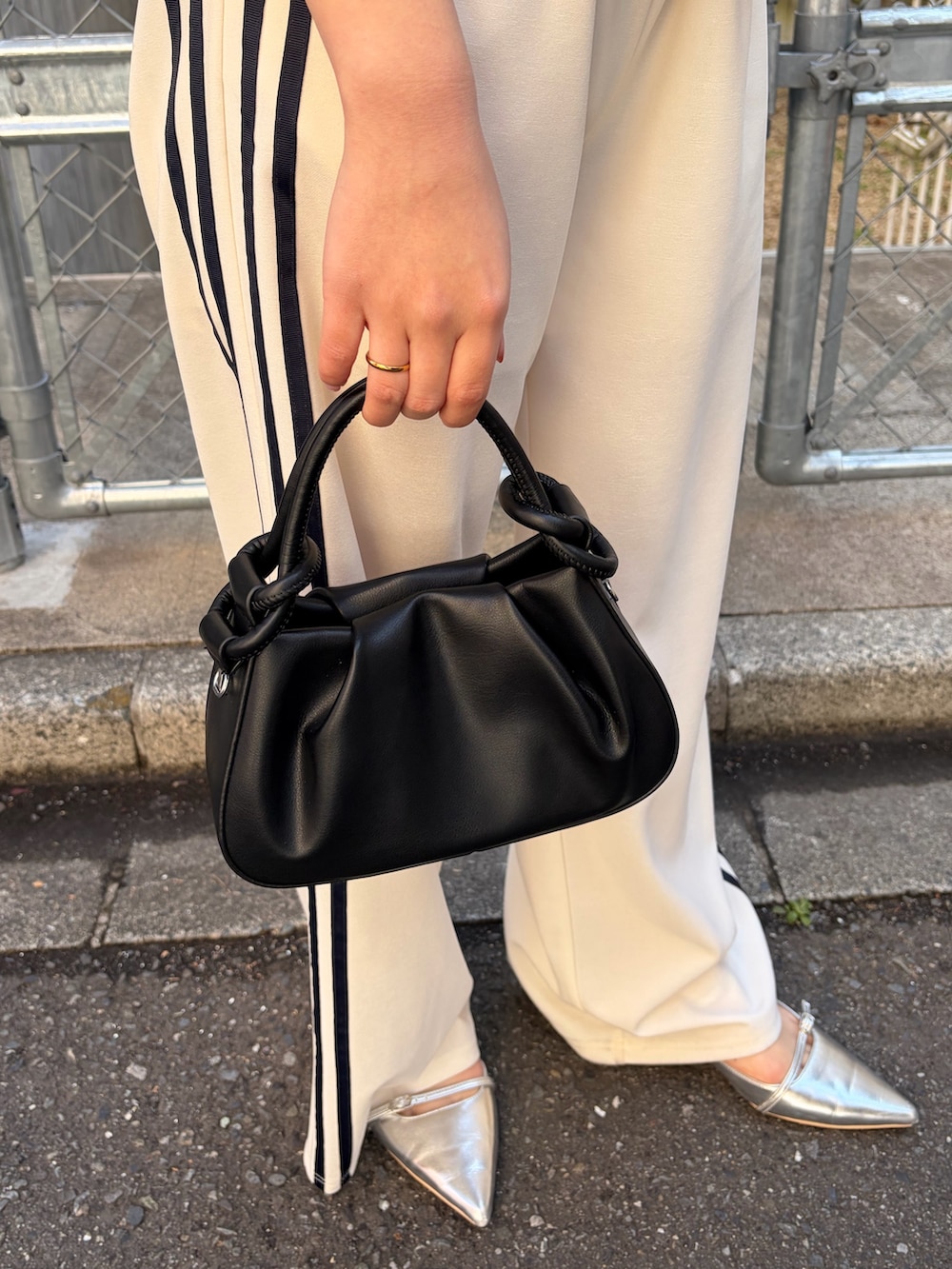 ブラック系のシャツ/ブラウス、ホワイト系のその他パンツ、シルバー系のパンプスを着用したレディースの春コーディネートの6枚目の写真