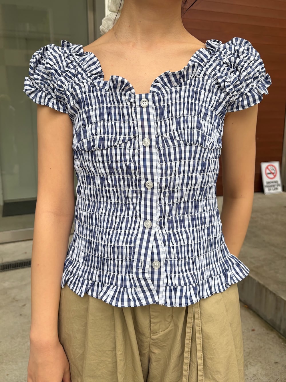 ブルー系のシャツ/ブラウス、ベージュ系のその他パンツ、シルバー系のパンプスを着用したレディースの春コーディネートの4枚目の写真