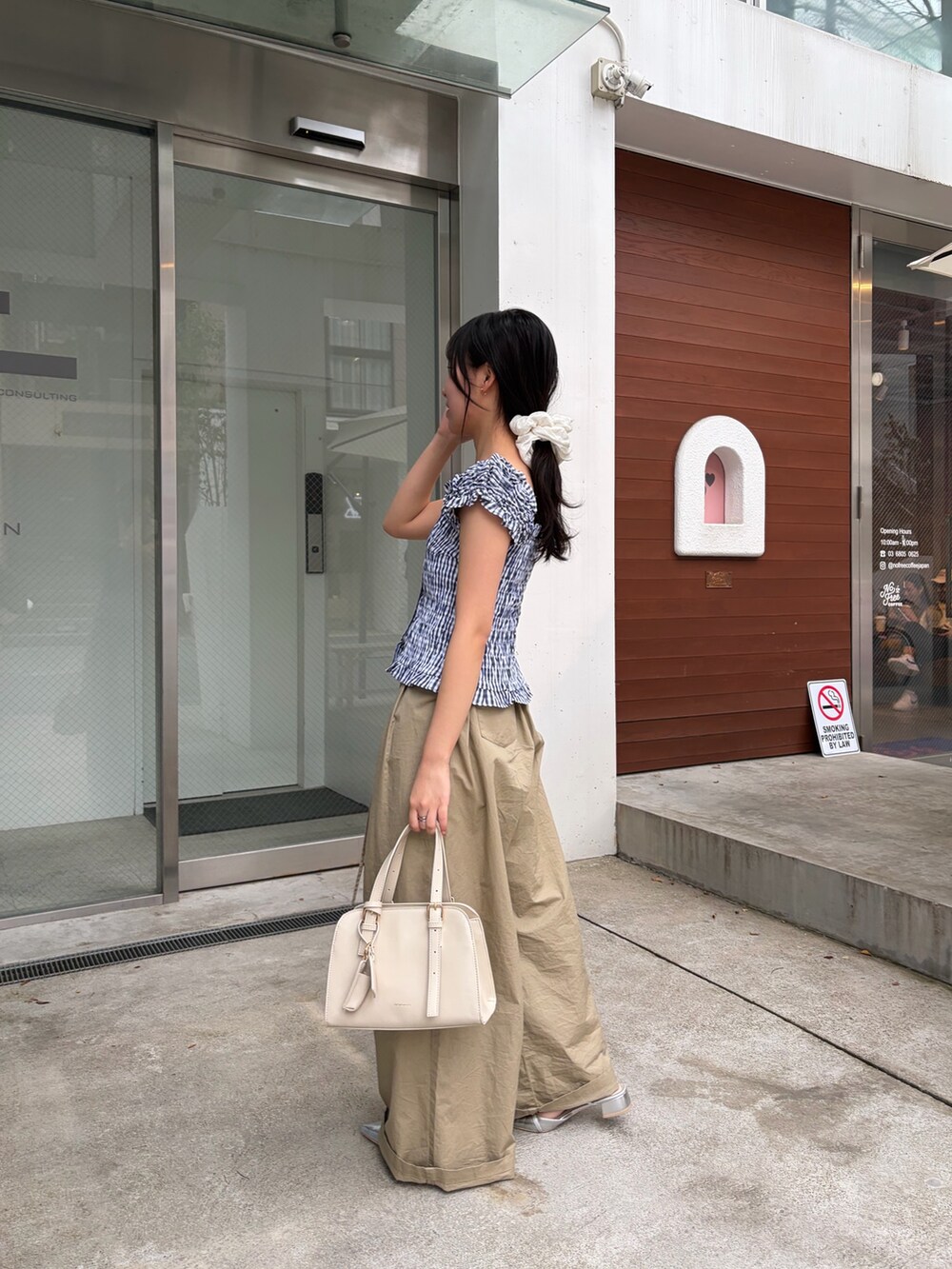 ブルー系のシャツ/ブラウス、ベージュ系のその他パンツ、シルバー系のパンプスを着用したレディースの春コーディネートの2枚目の写真