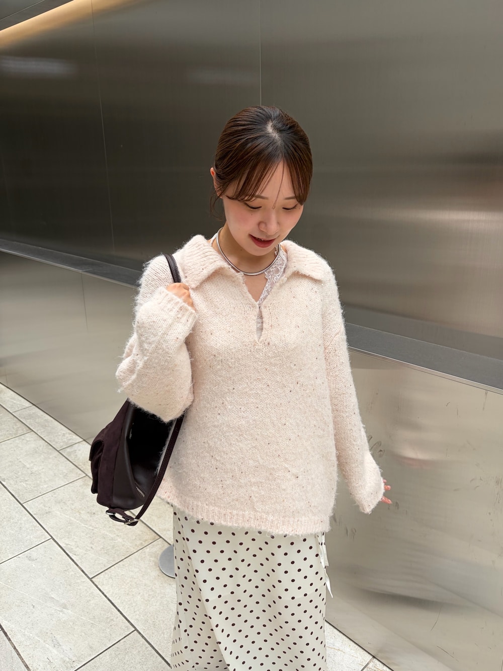 ピンク系のニット/セーター、ホワイト系のスカート、ホワイト系のタンクトップを着用したレディースの秋コーディネートの3枚目の写真