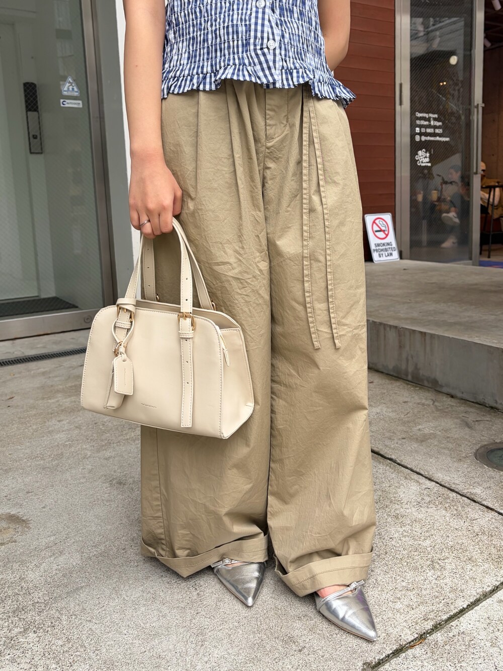 ブルー系のシャツ/ブラウス、ベージュ系のその他パンツ、シルバー系のパンプスを着用したレディースの春コーディネートの5枚目の写真