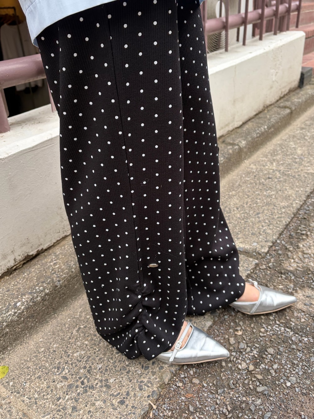 ブラック系のその他パンツ、シルバー系のパンプス、ブルー系のシャツ/ブラウスを着用したレディースの冬コーディネートの4枚目の写真