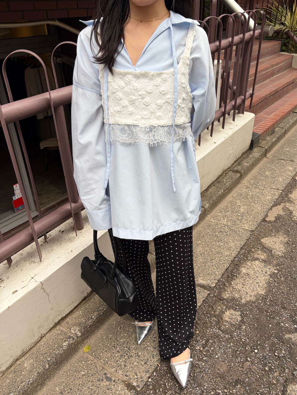 ブラック系のその他パンツ、シルバー系のパンプス、ブルー系のシャツ/ブラウスを着用したレディースの冬コーディネートの3枚目の写真