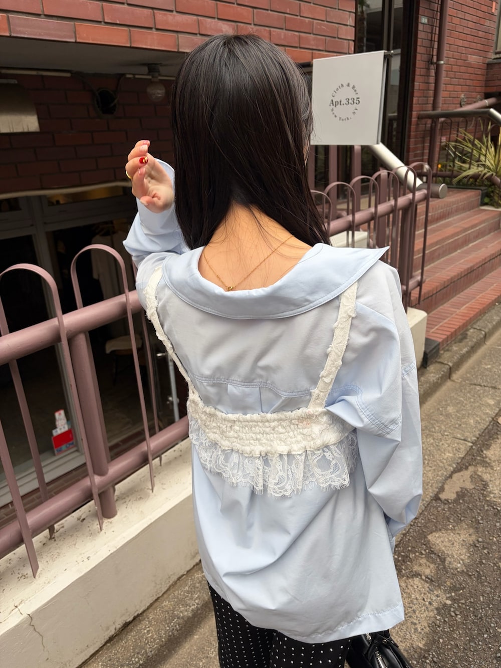 ブラック系のその他パンツ、シルバー系のパンプス、ブルー系のシャツ/ブラウスを着用したレディースの冬コーディネートの5枚目の写真