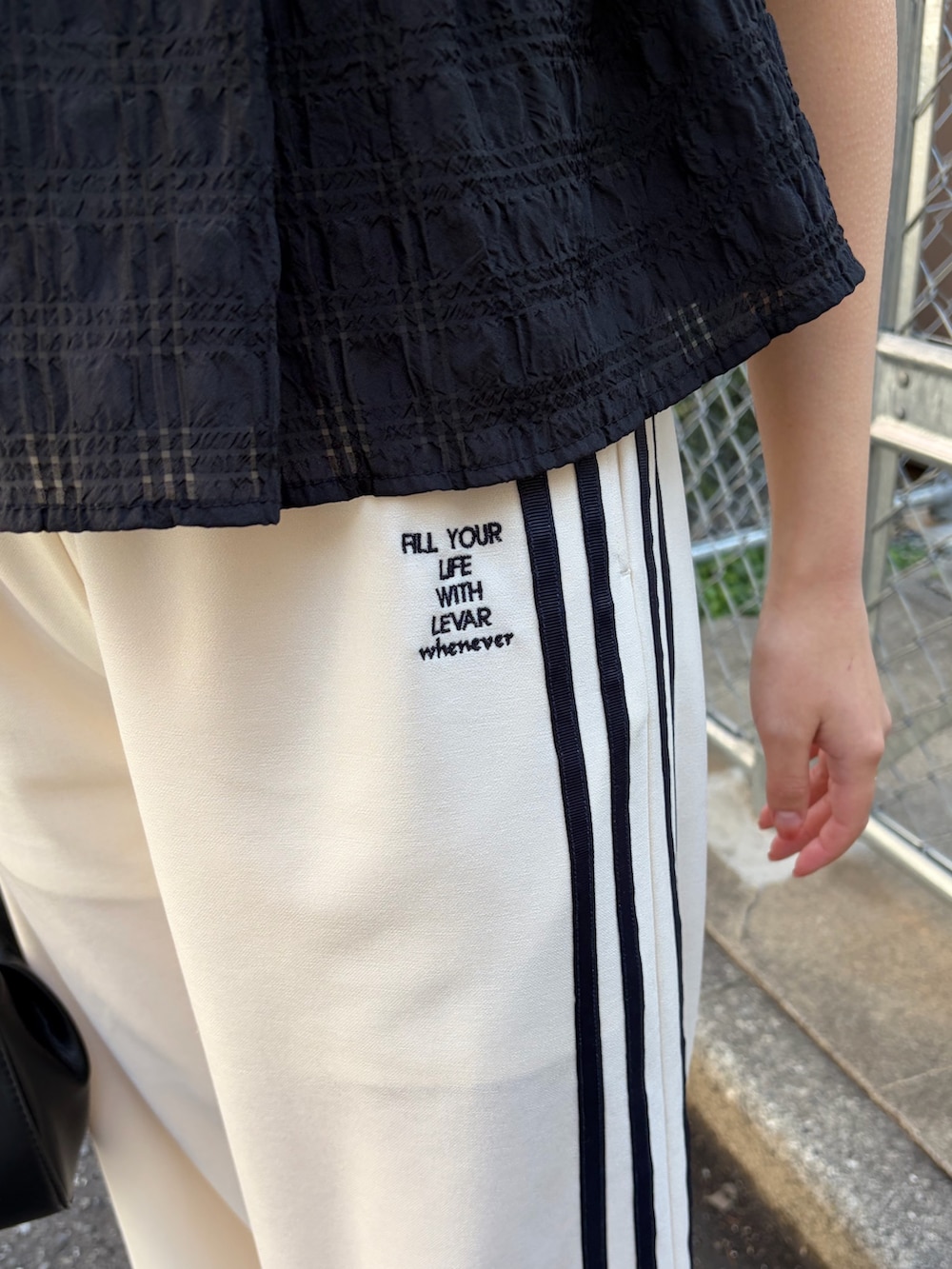 ブラック系のシャツ/ブラウス、ホワイト系のその他パンツ、シルバー系のパンプスを着用したレディースの春コーディネートの5枚目の写真