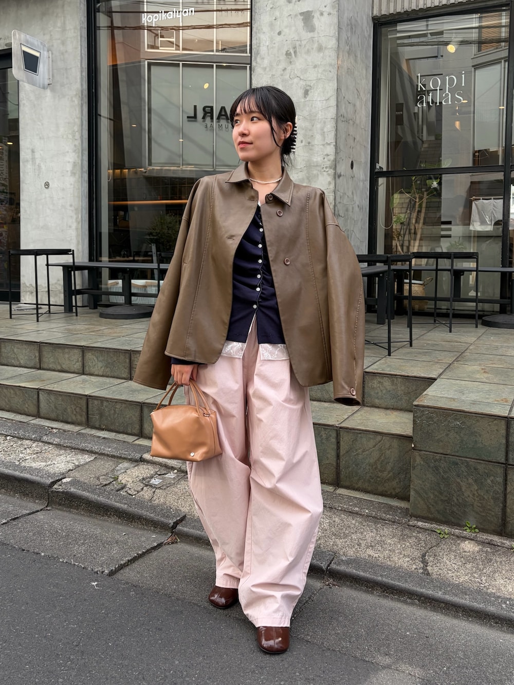ピンク系のその他パンツ、ブラウン系のブーツ、イエロー系のハンドバッグを着用したレディースの冬コーディネートの2枚目の写真