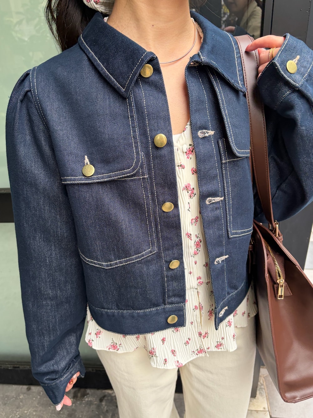 イエロー系のブーツ、ブルー系のブルゾン、ブラウン系のトートバッグを着用したレディースの冬コーディネートの4枚目の写真