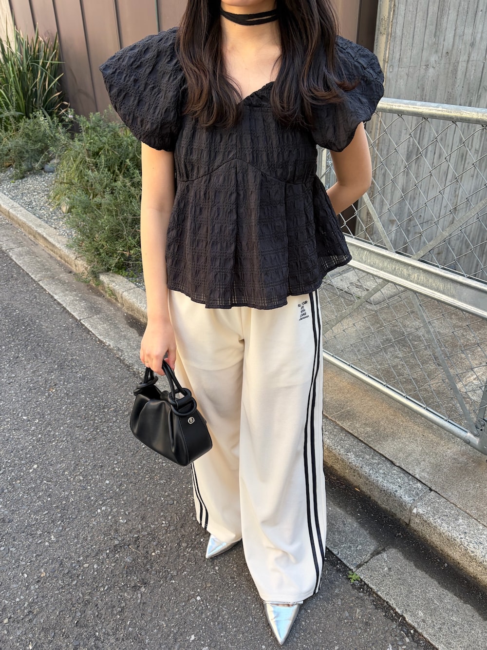 ブラック系のシャツ/ブラウス、ホワイト系のその他パンツ、シルバー系のパンプスを着用したレディースの春コーディネートの4枚目の写真