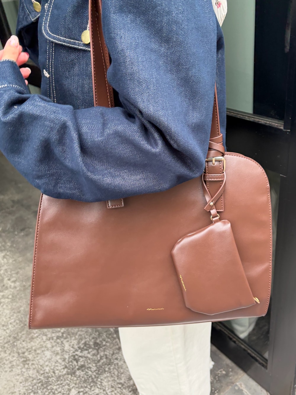 イエロー系のブーツ、ブルー系のブルゾン、ブラウン系のトートバッグを着用したレディースの冬コーディネートの6枚目の写真