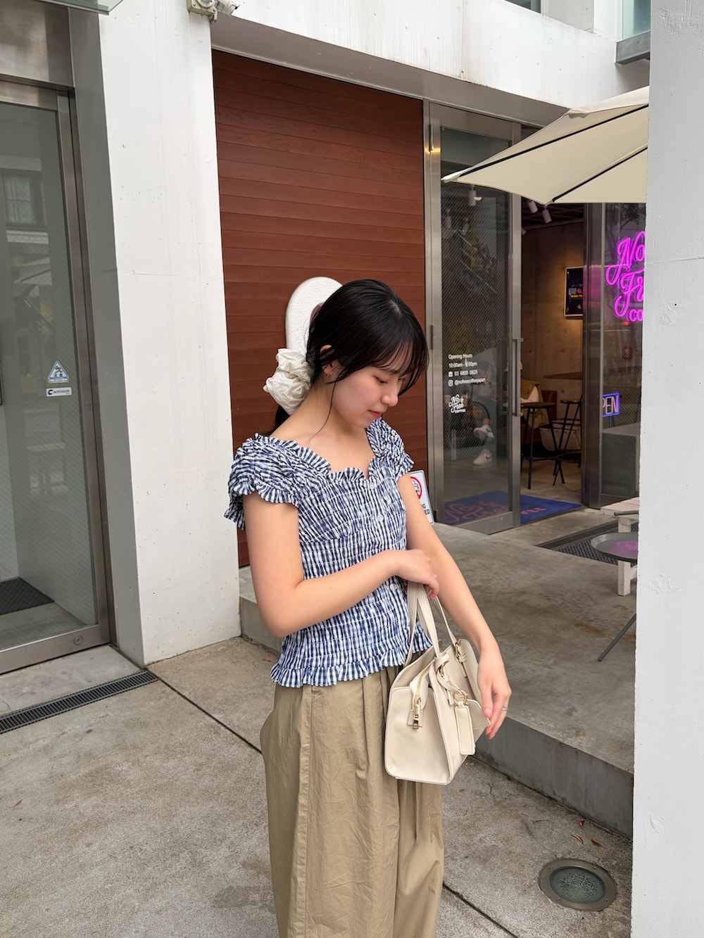 ブルー系のシャツ/ブラウス、ベージュ系のその他パンツ、シルバー系のパンプスを着用したレディースの春コーディネートの3枚目の写真