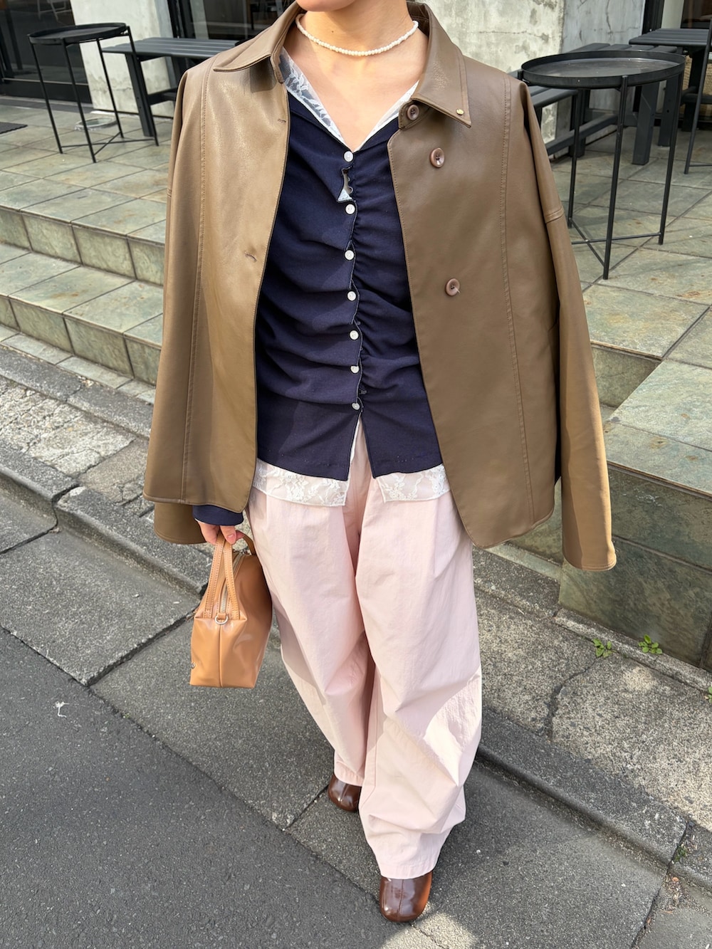 ピンク系のその他パンツ、ブラウン系のブーツ、イエロー系のハンドバッグを着用したレディースの冬コーディネートの3枚目の写真