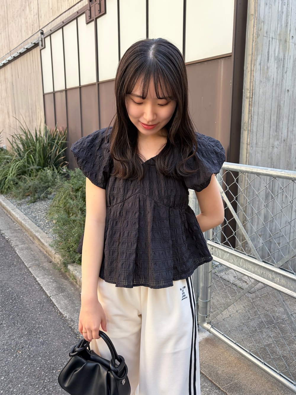 ブラック系のシャツ/ブラウス、ホワイト系のその他パンツ、シルバー系のパンプスを着用したレディースの春コーディネートの2枚目の写真