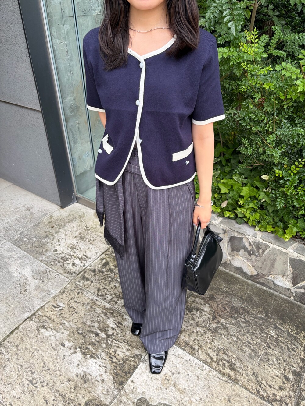 ブルー系のカーディガン/ボレロ、グレー系のその他パンツ、ブラック系のパンプスを着用したレディースの夏コーディネートの3枚目の写真